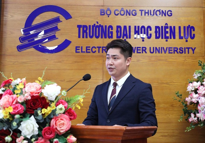 Ông Lê Tuấn Hùng - Chủ nhiệm Câu lạc bộ Doanh nhân Cựu sinh viên Trường Đại học Điện lực phát biểu trong chương trình.