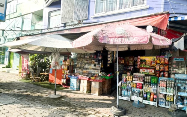 Các chủ cửa hàng tạp hóa nhỏ lẻ lo ngại khó bố trí lại quầy kệ khi quy định cấm trưng bày thuốc lá được áp dụng.