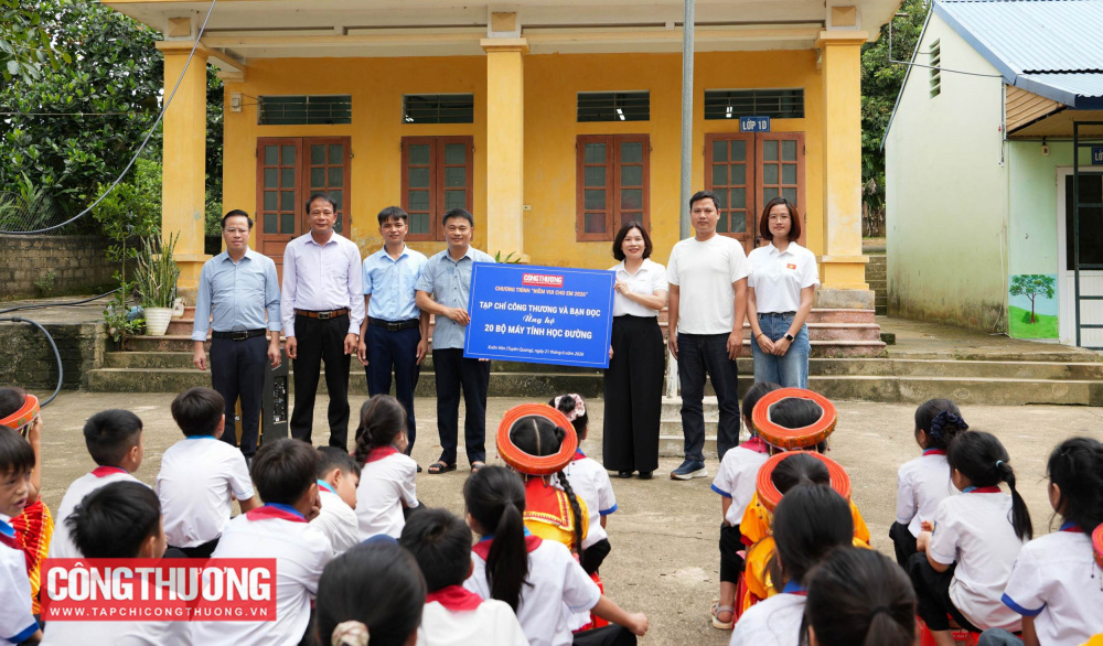 Tạp chí Công Thương trao 20 bộ máy tính tặng học sinh Tuyên Quang trong Chương trình "Niềm vui cho em 2026" thực hiện an sinh xã hội