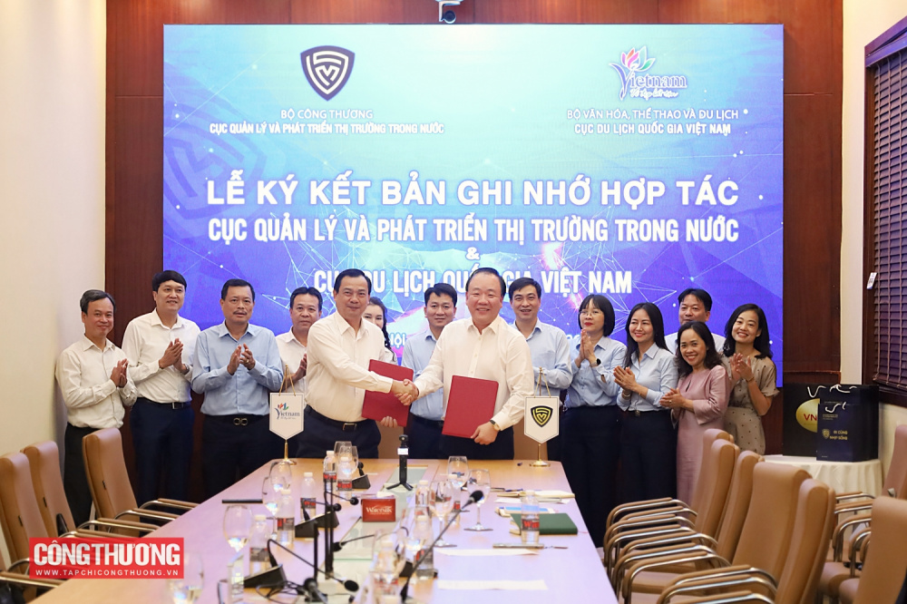 Ông Trần Hữu Linh, Cục trưởng Cục Quản lý và Phát triển thị trường trong nước và ông Nguyễn Trùng Khánh, Cục trưởng Cục Du lịch Quốc gia Việt Nam đại diện hai cơ quan ký kết Bản ghi nhớ hợp tác