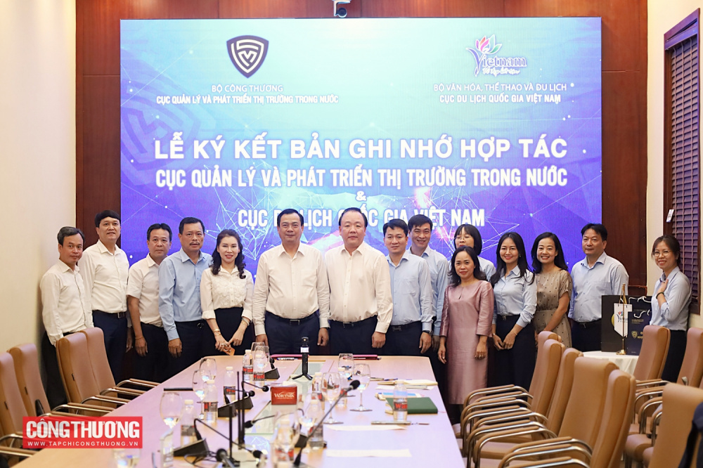 Ông Trần Hữu Linh, Cục trưởng Cục Quản lý và Phát triển thị trường trong nước và ông Nguyễn Trùng Khánh, Cục trưởng Cục Du lịch Quốc gia Việt Nam đại diện hai cơ quan ký kết Bản ghi nhớ hợp tác
