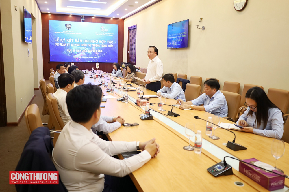 Một số hình ảnh tại Lễ ký kết Bản ghi nhớ hợp tác giữa Cục Quản lý và Phát triển thị trường trong nước (Bộ Công Thương) và Cục Du lịch Quốc gia Việt Nam (Bộ Văn hóa, Thể thao và Du lịch)