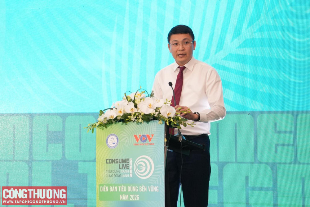 Ông Trịnh Anh Tuấn - Chủ tịch Ủy ban Cạnh tranh Quốc gia (Bộ Công Thương) phát biểu tại Diễn đàn, nhấn mạnh vai trò của bảo vệ quyền lợi người tiêu dùng trong thúc đẩy tiêu dùng bền vững.