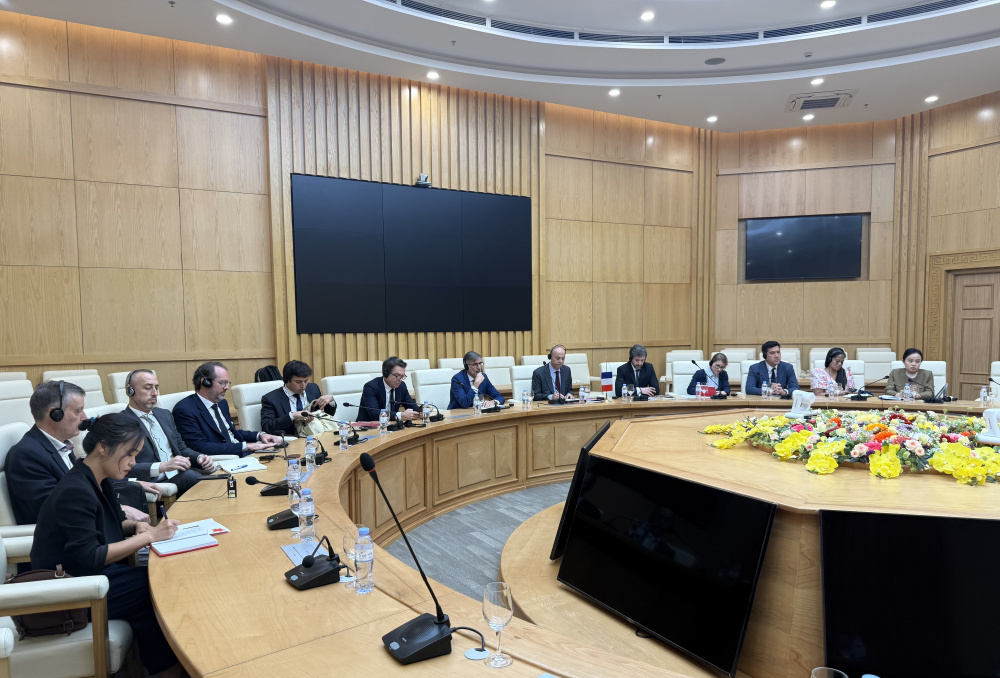 Đại sứ Pháp tại Việt Nam Didier Le Bret cùng đại diện MEDEF International và các doanh nghiệp Pháp tại buổi làm việc
