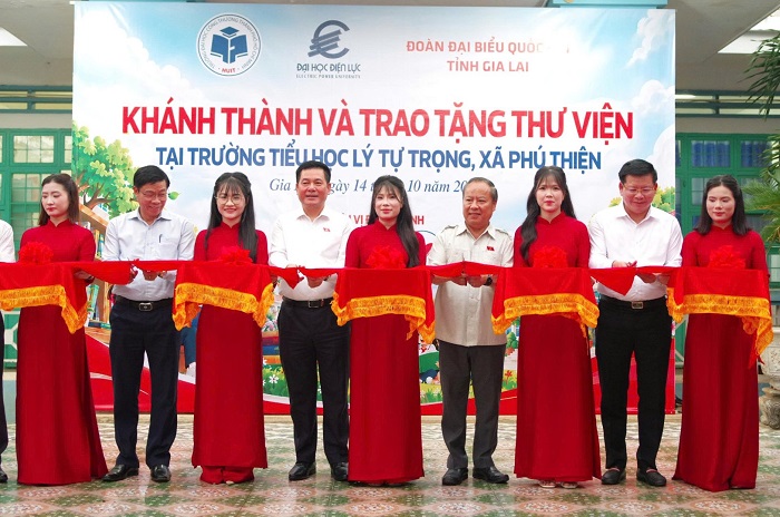 Phó Chủ tịch Quốc hội Nguyễn Hồng Diên, Trưởng Đoàn ĐBQH tỉnh Gia Lai Châu Ngọc Tuấn, PGS.TS Đinh Văn Châu – Hiệu trưởng Trường Đại học Điện lực cùng các đơn vị tài trợ cắt băng khánh thành thư viện.
