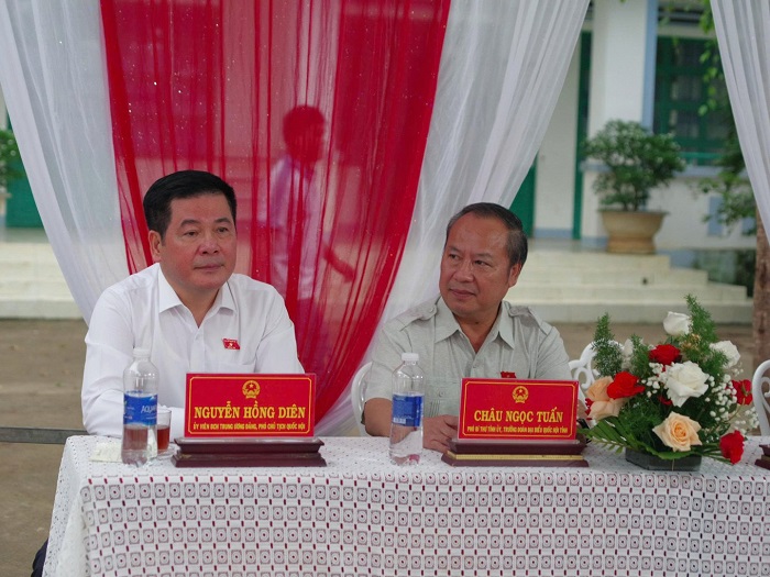 Ủy viên Trung ương Đảng, Phó Chủ tịch Quốc hội Nguyễn Hồng Diên và đại biểu tham dự buổi lễ.