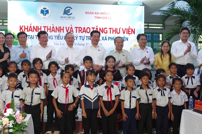 Phó Chủ tịch Quốc hội Nguyễn Hồng Diên cùng các đại biểu với các em học sinh.