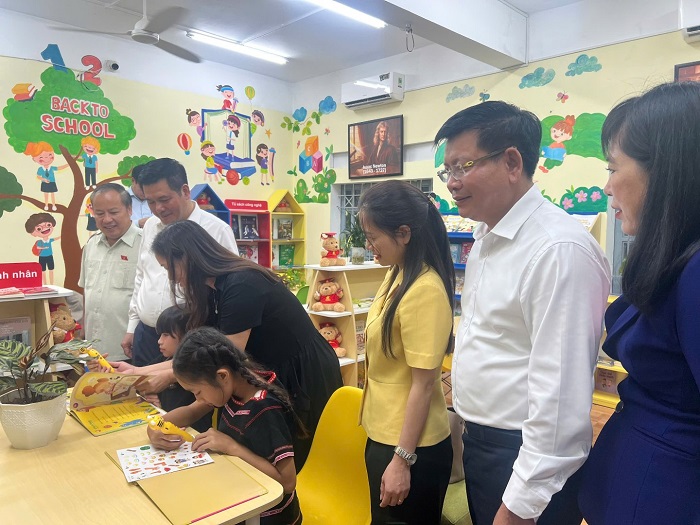 Ủy viên Ban Chấp hành Trung ương Đảng, Phó Chủ tịch Quốc hội Nguyễn Hồng Diên (giữa) và Phó Bí thư Tỉnh ủy, Trưởng đoàn Đại biểu Quốc hội tỉnh Châu Ngọc Tuấn (bên trái) tham quan thư viện.