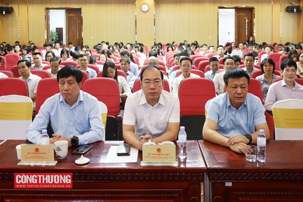 Các đồng chí đảng viên tham dự Hội nghị toàn quốc nghiên cứu, học tập, quán triệt và triển khai thực hiện Nghị quyết Hội nghị lần thứ tư Ban Chấp hành Trung ương Đảng khóa XIV