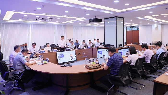Đại diện Lãnh đạo Tổng Công ty báo cáo tại buổi làm việc về cung ứng điện