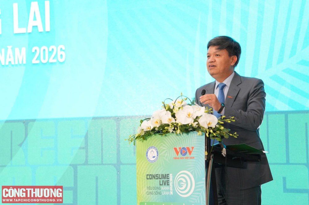 TS. Tạ Đình Thi - Phó Chủ nhiệm Ủy ban Khoa học, Công nghệ và Môi trường của Quốc hội nhấn mạnh yêu cầu hoàn thiện thể chế, tăng cường giám sát và thúc đẩy thay đổi hành vi tiêu dùng theo hướng tiêu dùng bền vững.