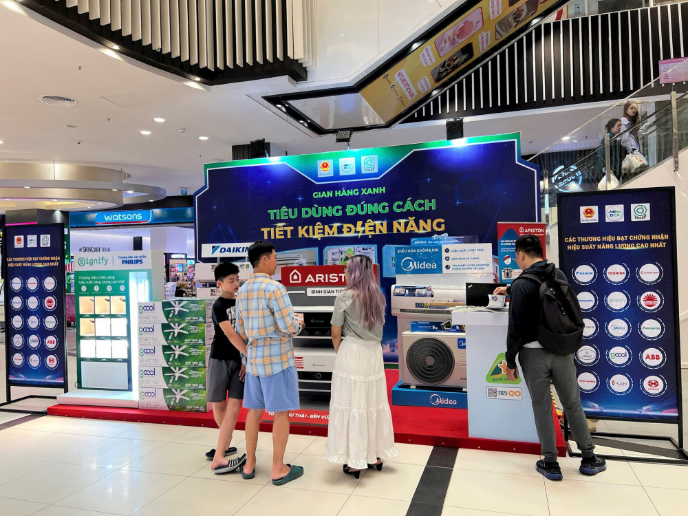 Hoạt động giới thiệu các thiết bị tiết kiệm năng lượng giúp người tiêu dùng tiếp cận thông tin và tìm hiểu những giải pháp sử dụng điện hiệu quả.