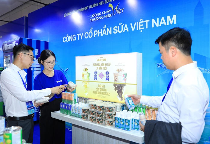 Gian hàng Vinamilk tại sự kiện thu hút các đại biểu đến tham quan, tìm hiểu về những sản phẩm đạt Thương hiệu quốc gia năm 2026 (Ảnh: Minh Anh).