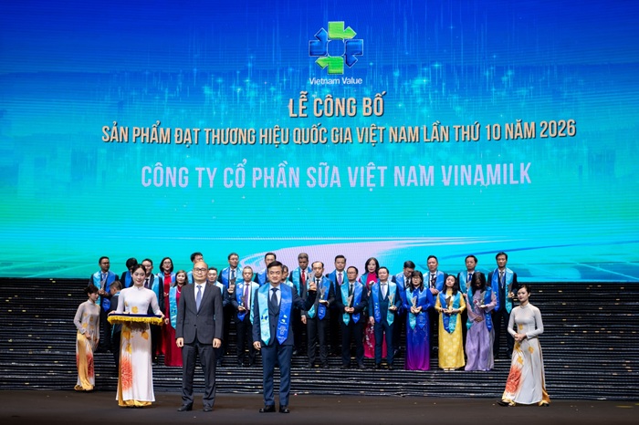 Ông Nguyễn Quang Trí, Giám đốc điều hành Marketing Vinamilk, đón nhận danh hiệu Thương hiệu quốc gia Việt Nam lần thứ 10 năm 2026 (Ảnh: Minh Anh)