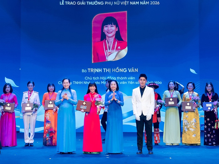 Chủ tịch Công ty Yến sào Khánh Hòa Trịnh Thị Hồng Vân nhận Giải thưởng Phụ nữ Việt Nam 2026