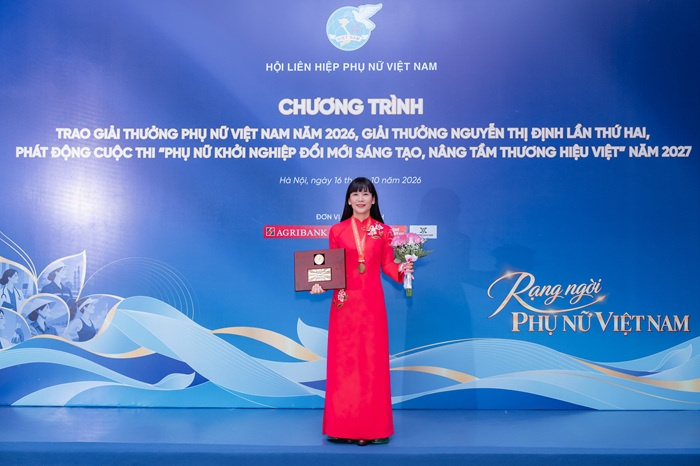 Bà Trịnh Thị Hồng Vân (ở giữa) nhận Giải thưởng Phụ nữ Việt Nam tại chương trình.