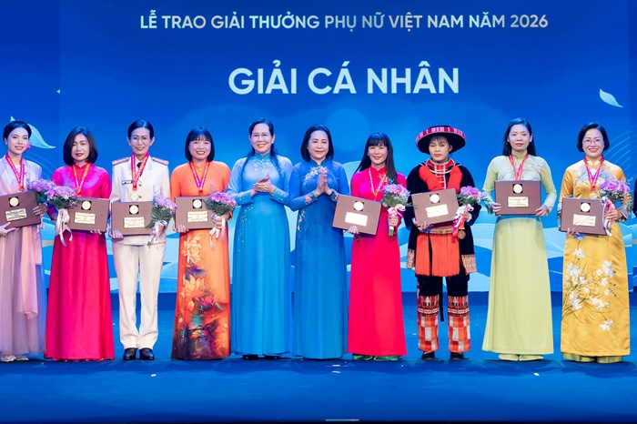 Bà Trịnh Thị Hồng Vân cùng các cá nhân được vinh danh tại Lễ trao Giải thưởng Phụ nữ Việt Nam năm 2026.