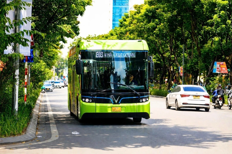 Hà Nội từng bước xanh hóa hệ thống vận tải hành khách công cộng, thúc đẩy chuyển đổi xe buýt sang sử dụng điện và năng lượng sạch, góp phần giảm phát thải và phát triển giao thông đô thị bền vững.