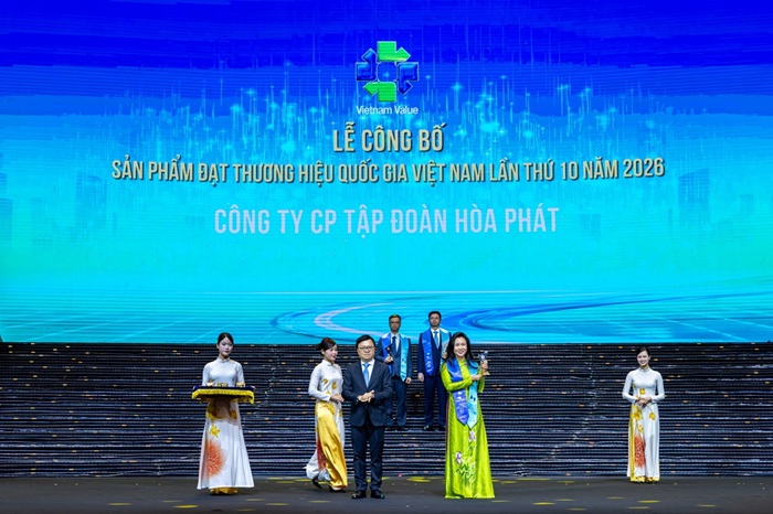 ổng Biên tập Báo Nhân Dân Lê Quốc Minh trao cup Thương hiệu quốc gia cho bà Trần Thị Thu Hiền – Phó Tổng Giám đốc Tập đoàn Hòa Phát  