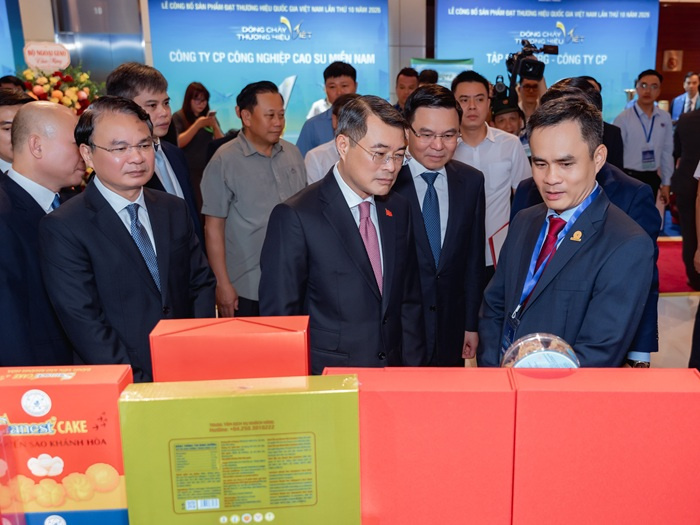 Thủ tướng Chính phủ Lê Minh Hưng, cùng các đại biểu tham quan, tìm hiểu sản phẩm của Công ty Yến sào Khánh Hòa tại Lễ công bố sản phẩm đạt Thương hiệu quốc gia Việt Nam năm 2026.
