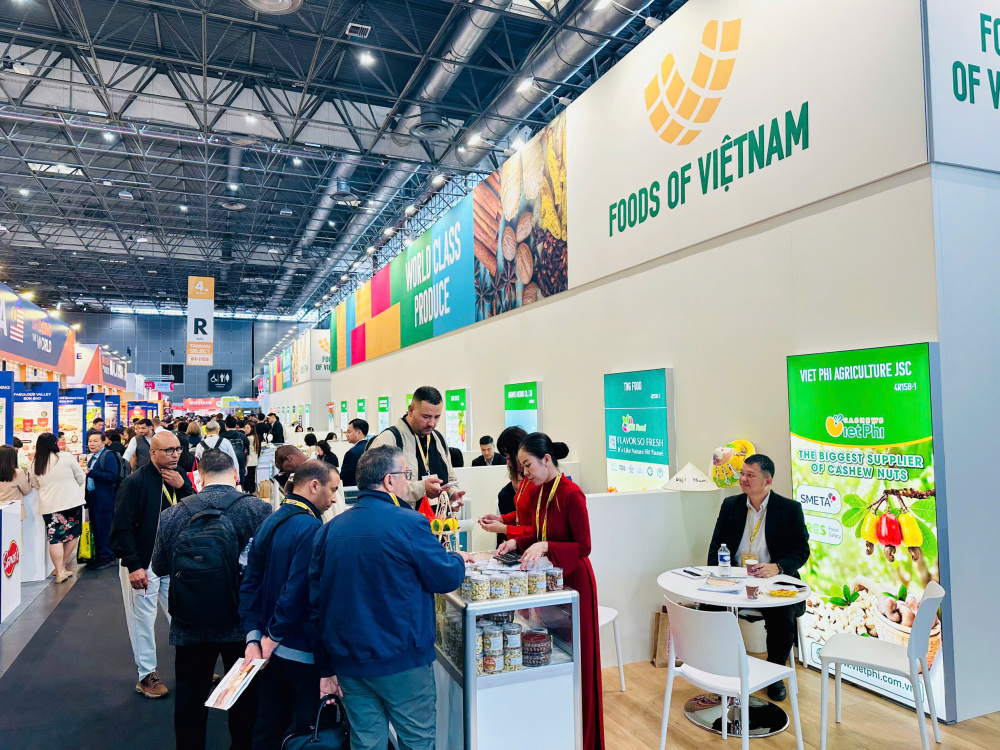 Khu gian hàng Việt Nam tại Hội chợ Sial Paris 2026 thu hút đông đảo khách quốc tế đến tham quan, giao dịch