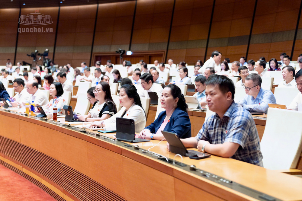 Tiếp đó, Quốc hội nghe Bộ trưởng Bộ Xây dựng, thừa ủy quyền của Thủ tướng Chính phủ trình bày Tờ trình Tổng kết việc thực hiện Nghị quyết số 66/2013/QH13 ngày 29/11/2013 của Quốc hội và kết thúc đầu tư xây dựng dự án đường Hồ Chí Minh quy mô hai làn xe.