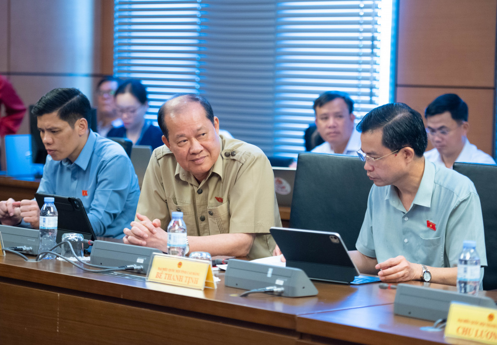 Các đại biểu tham dự thảo luận tại Tổ 5