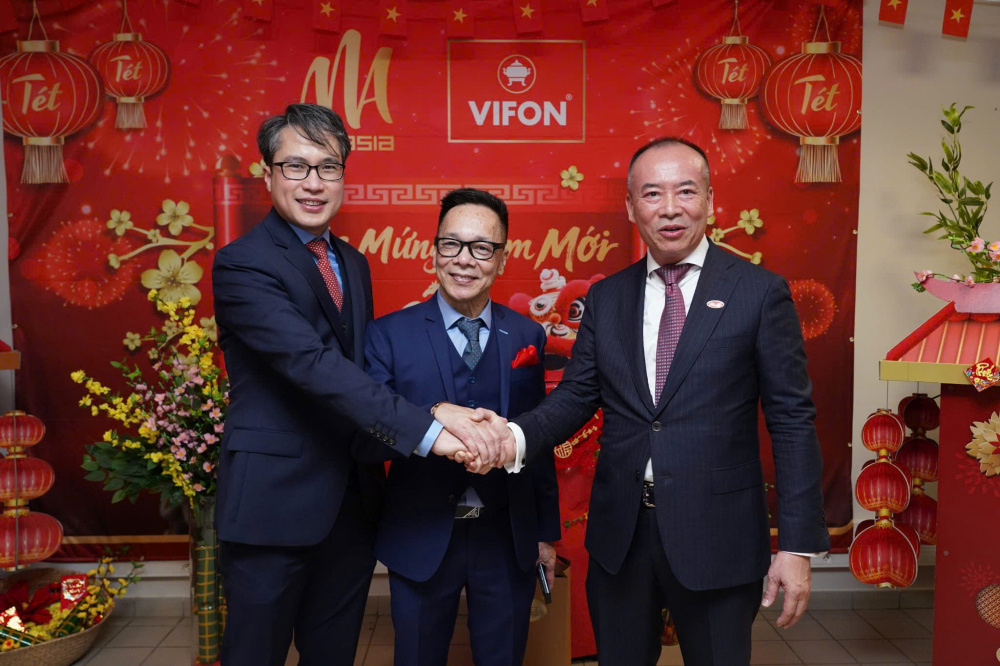 Với sự kết nối của Thương vụ Việt Nam tại Pháp, VIFON và đối tác Carrefour đã có quá trình trao đổi, tìm hiểu trước khi sản phẩm VIFON được đưa lên kệ và giới thiệu tại Tuần hàng Việt Nam tại Carrefour Collégien tháng 2/2026