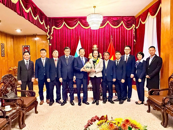 đoàn công tác 4