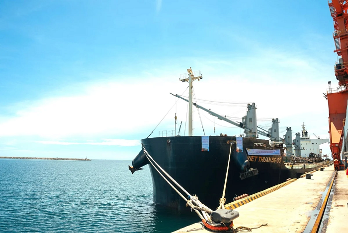 Chuyến tàu MV. VIET THUAN 56-03 vận chuyển 55.900 tấn than cập cảng an toàn tại Nhà máy Nhiệt điện Vĩnh Tân 4. Ảnh: Vĩnh Tân 4.