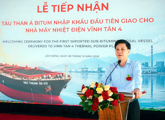 Ông Bùi Văn Tuấn, Chủ tịch HĐQT Coalimex, phát biểu tại lễ tiếp nhận chuyến tàu than đầu tiên theo hợp đồng cung cấp than với Nhà máy Nhiệt điện Vĩnh Tân 4. Ảnh: Vĩnh Tân 4.