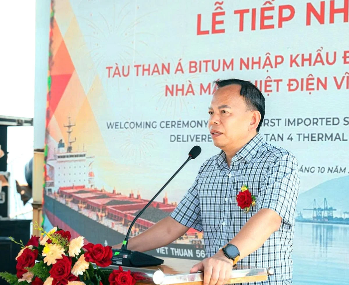 Ông Vũ Thanh Hải, Giám đốc Nhà máy Nhiệt điện Vĩnh Tân 4, phát biểu tại lễ tiếp nhận, nhấn mạnh yêu cầu phối hợp bảo đảm tiến độ bốc dỡ và an toàn trong quá trình tiếp nhận than. Ảnh: Vĩnh Tân 4.