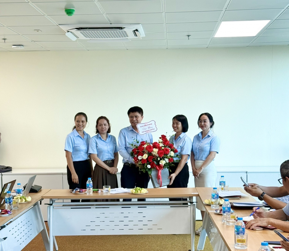 Phó Cục trưởng Đỗ Nam Bình tặng hoa cho CBCNV nữ IDC nhân dịp 20/10