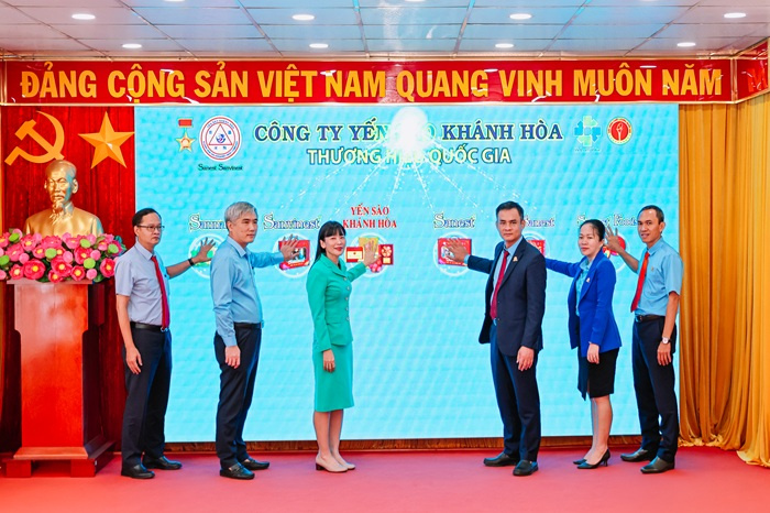 1. Ban lãnh đạo Công ty Yến sào Khánh Hòa thực hiện nghi thức nhấn nút ra mắt sản phẩm mới. 