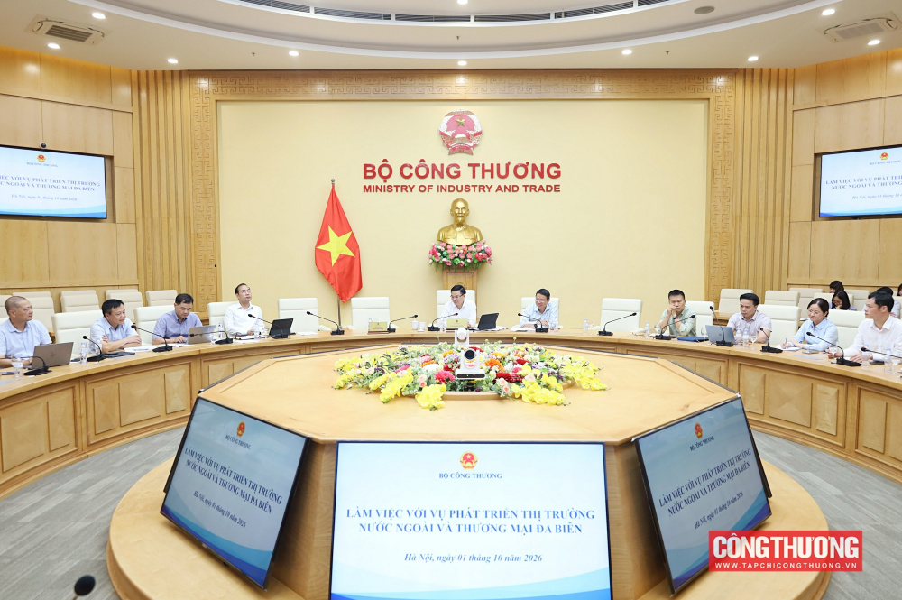 Bộ trưởng Lê Mạnh Hùng làm việc với Vụ Phát triển thị trường nước ngoài và Thương mại đa biên