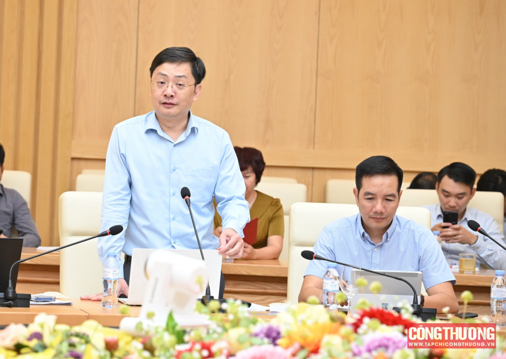 Bộ trưởng Bộ Công Thương Lê Mạnh Hùng làm việc với Cục Năng lượng - Dầu khí