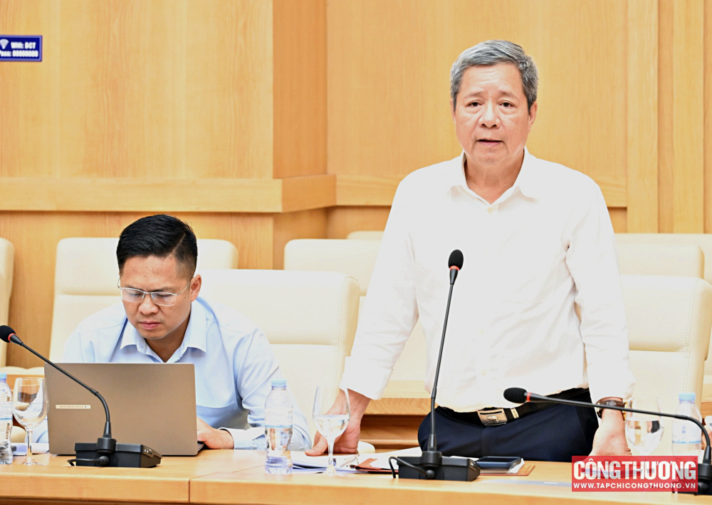 Bộ trưởng Bộ Công Thương Lê Mạnh Hùng làm việc với Cục Năng lượng - Dầu khí