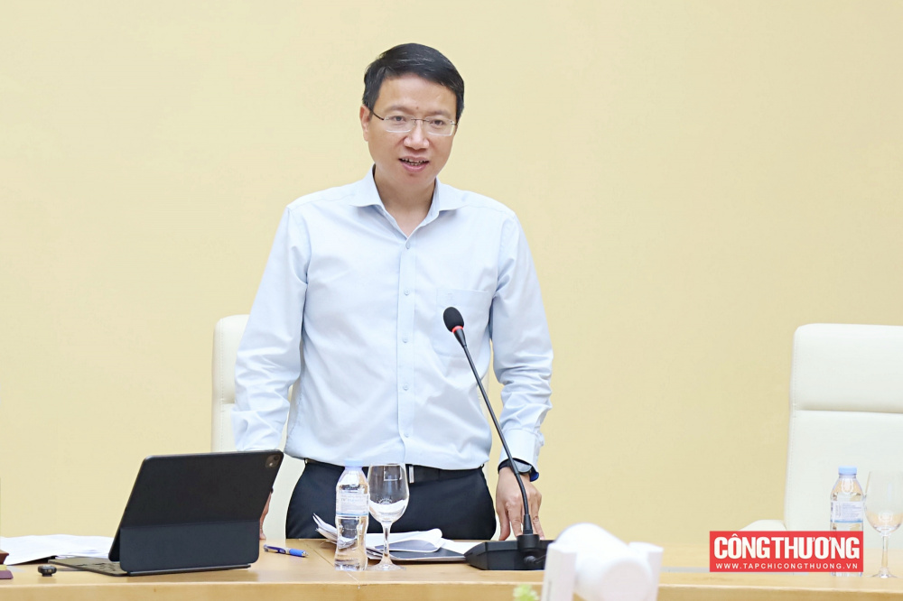 Vụ trưởng Vụ Phát triển thị trường nước ngoài và Thương mại đa biên Lê Triệu Dũng báo cáo tại buổi làm việc