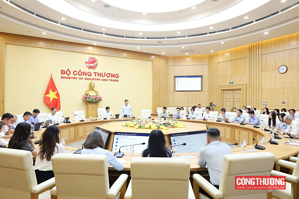 Bộ trưởng Lê Mạnh Hùng làm việc với Vụ Phát triển thị trường nước ngoài và Thương mại đa biên