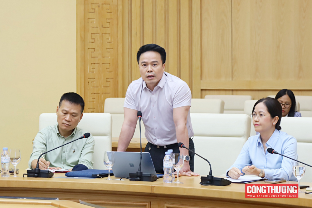 Bộ trưởng Lê Mạnh Hùng làm việc với Vụ Phát triển thị trường nước ngoài và Thương mại đa biên