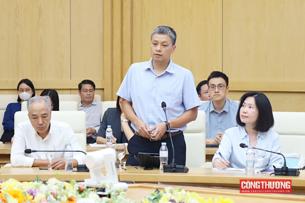 Bộ trưởng Lê Mạnh Hùng làm việc với Vụ Phát triển thị trường nước ngoài và Thương mại đa biên