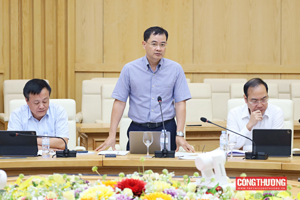 Bộ trưởng Lê Mạnh Hùng làm việc với Vụ Phát triển thị trường nước ngoài và Thương mại đa biên
