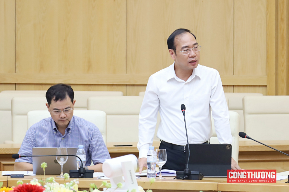 Bộ trưởng Lê Mạnh Hùng làm việc với Vụ Phát triển thị trường nước ngoài và Thương mại đa biên