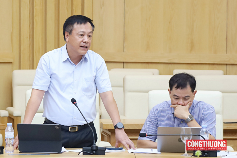 Bộ trưởng Lê Mạnh Hùng làm việc với Vụ Phát triển thị trường nước ngoài và Thương mại đa biên