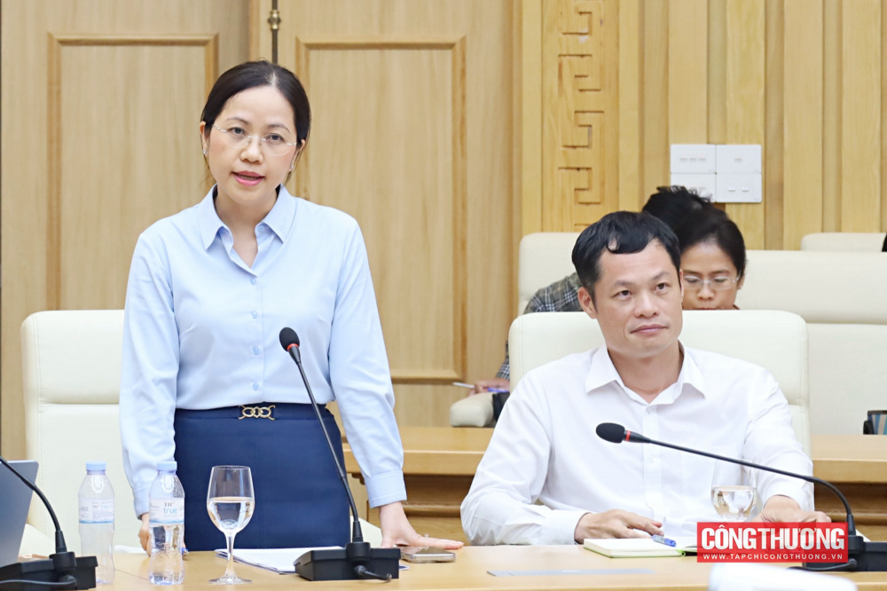 Bộ trưởng Lê Mạnh Hùng làm việc với Vụ Phát triển thị trường nước ngoài và Thương mại đa biên