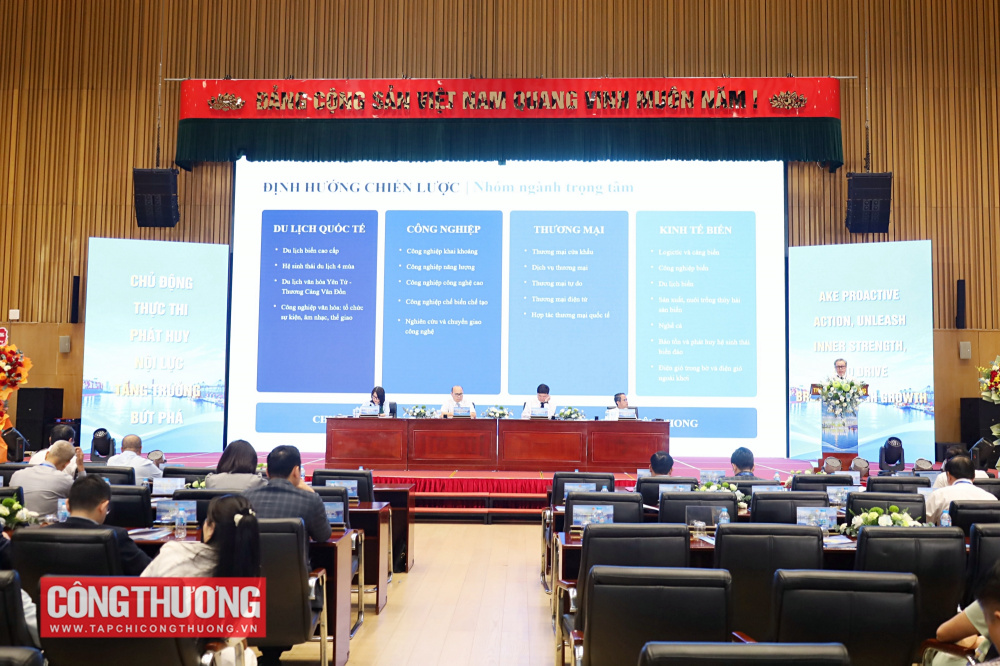 Thứ trưởng Bộ Công Thương Lương Hoàng Thái và các đại biểu chủ trì điều hành Hội nghị