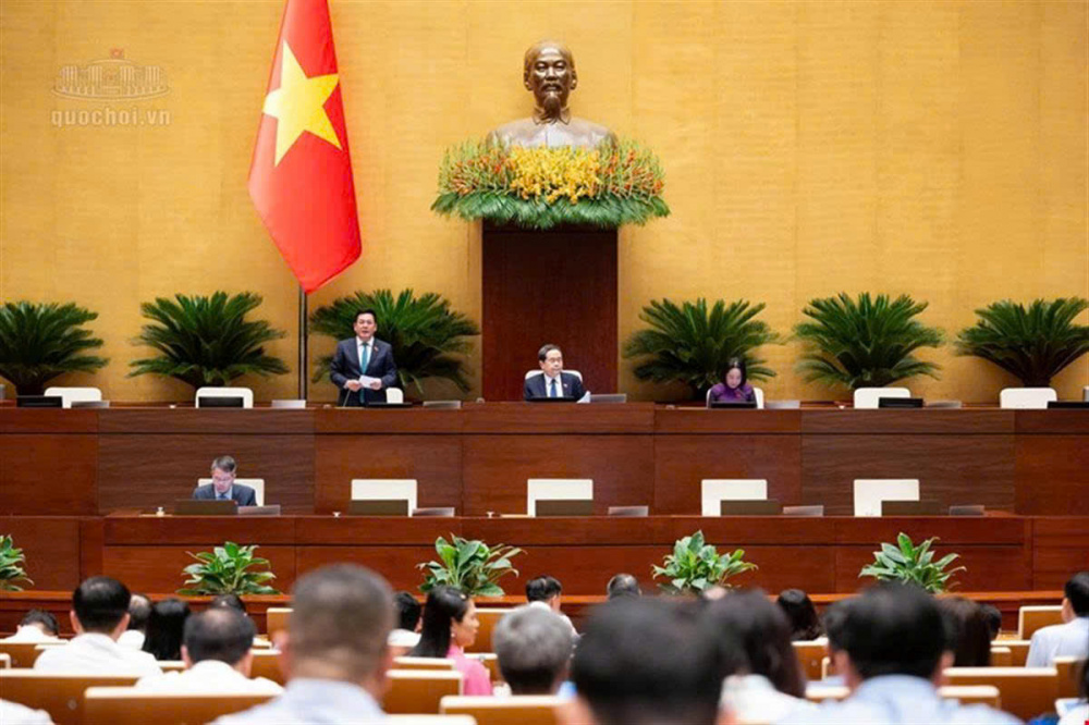Quốc hội họp phiên toàn thể tại Hội trường, nghe trình bày Tờ trình và Báo cáo thẩm tra về các nội dung: (1) Luật sửa đổi, bổ sung một số điều của Luật Thương mại, Luật Cạnh tranh, Luật Quản lý ngoại thương, Luật Bảo vệ quyền lợi người tiêu dùng; (2) Luật sửa đổi, bổ sung một số điều của Luật Điện lực