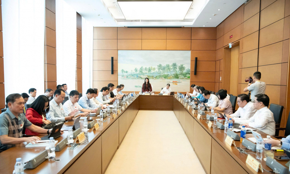Chiều 20/10, tiếp tục Kỳ họp thứ Hai, Quốc hội thảo luận tại tổ về: dự án Luật sửa đổi, bổ sung một số điều của Luật Thương mại, Luật Cạnh tranh, Luật Quản lý ngoại thương, Luật Bảo vệ quyền lợi người tiêu dùng; dự án Luật sửa đổi, bổ sung một số điều của Luật Điện lực và dự án Luật sửa đổi, bổ sung một số điều của Luật Thể dục, thể thao, Luật Du lịch, Luật Thư viện, Luật Điện ảnh, Luật Di sản văn hóa, Luật Quảng cáo, Luật Báo chí.