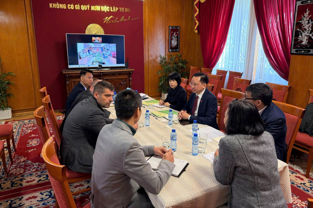 phía Bulgaria bày tỏ mong muốn mở rộng hợp tác với Việt Nam trong lĩnh vực công nghệ xử lý, tái chế chất thải công nghiệp, đặc biệt là công nghệ tái chế dầu nhờn, sản xuất dầu gốc tái sinh; đồng thời sẵn sàng trao đổi, hỗ trợ nghiên cứu khả năng phát triển các cơ sở sản xuất trong lĩnh vực này tại Việt Nam