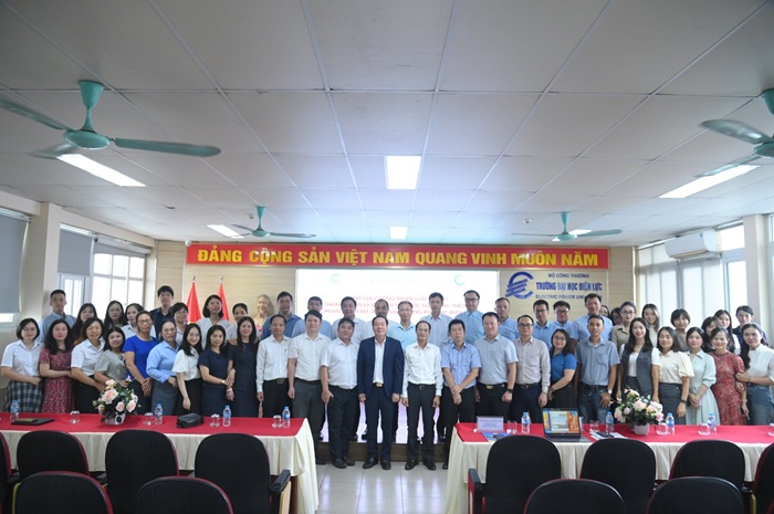 Các đại biểu chụp ảnh lưu niệm tại chương trình.